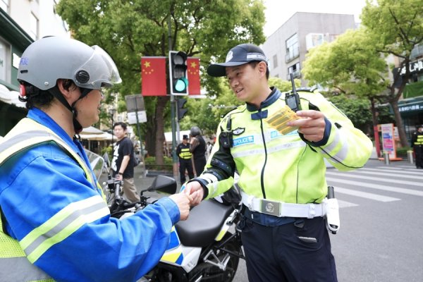 天通盈 从抱怨到点赞，这名上海交警一小时执法教育背后：学习老法师，也探索新智慧